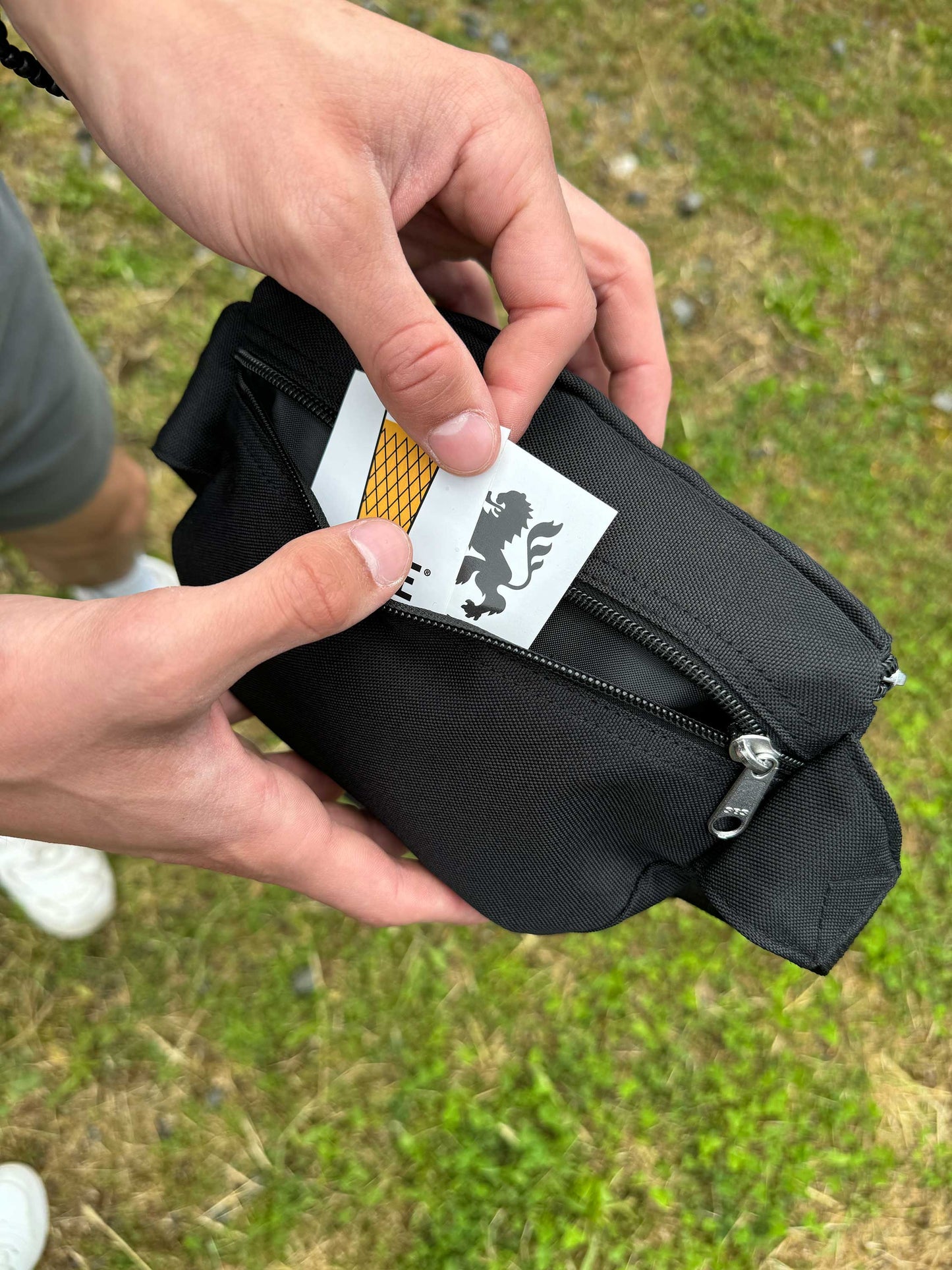 GUDE HIP BAG - weiss auf schwarz