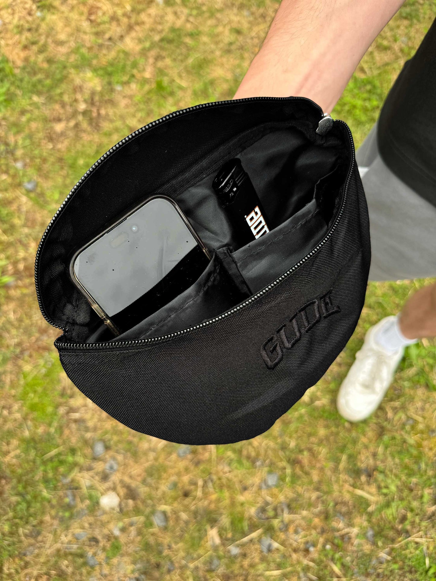 GUDE HIP BAG - weiss auf schwarz